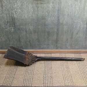 Vtg Primitive Black Metal Coal Ash Shovel Fireplace Tool Hollow Handle Hang Hole